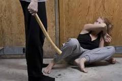 Kadın küsüyor erkek dövüyor