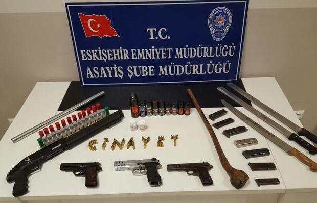 İki eğlence mekanından cephane çıktı