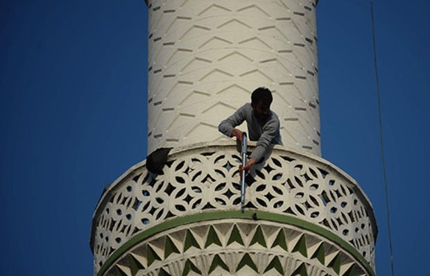 Pompalı tüfekle minareye çıktı