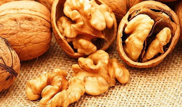 Ceviz yiyen erkek, karısını 18 yerinden bıçaklamaz