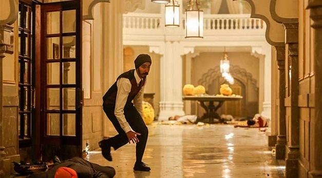 Hotel Mumbai: Çıplak ayaklı prens