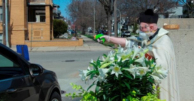 ABD’li papazdan ‘su tabancalı’ sosyal mesafe çözümü