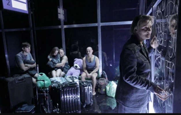 Almanya’da sahnelenen ‘Exil’ oyununda ülkelerini terk edenlerin öyküleri anlatılıyor: Felaketler ve göç çağı