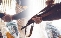 Korunmak için kalaşnikof almış!