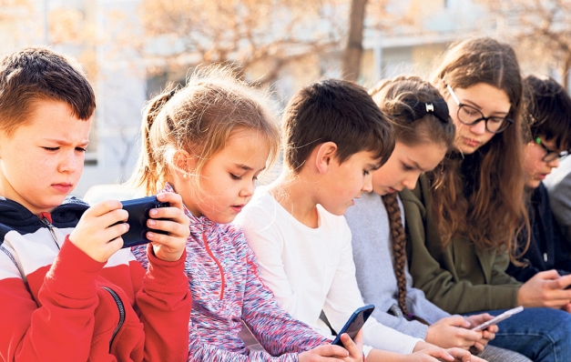 13 yaşından önce “cep” çocukları mahvediyor