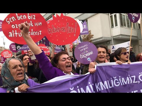 Kadınlar, Diyaneti Protesto Etti!