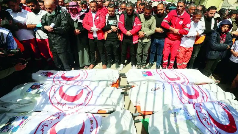 Yardım görevlilerini 1 metreden katlettiler